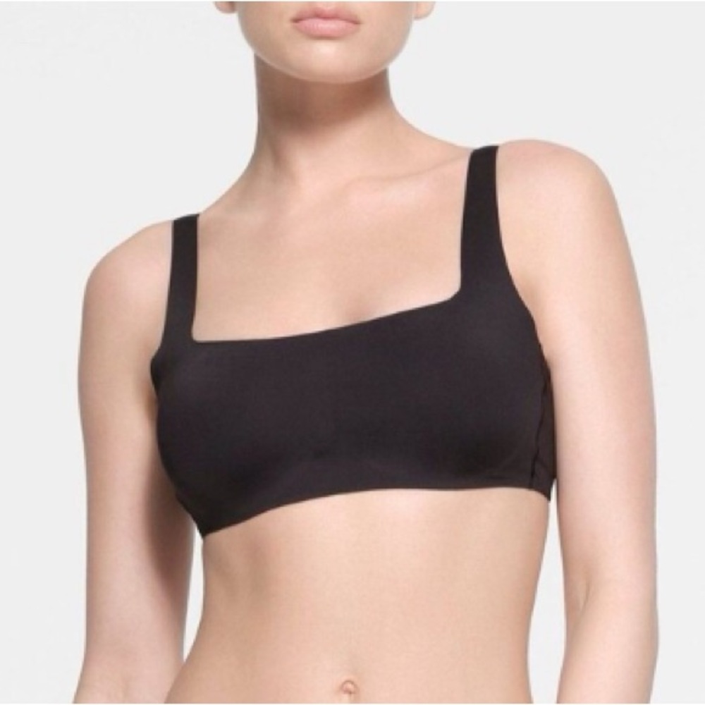 Nwt Skims Signature Swim Molded Scoop Bikini Top Onyx
Size Small DD